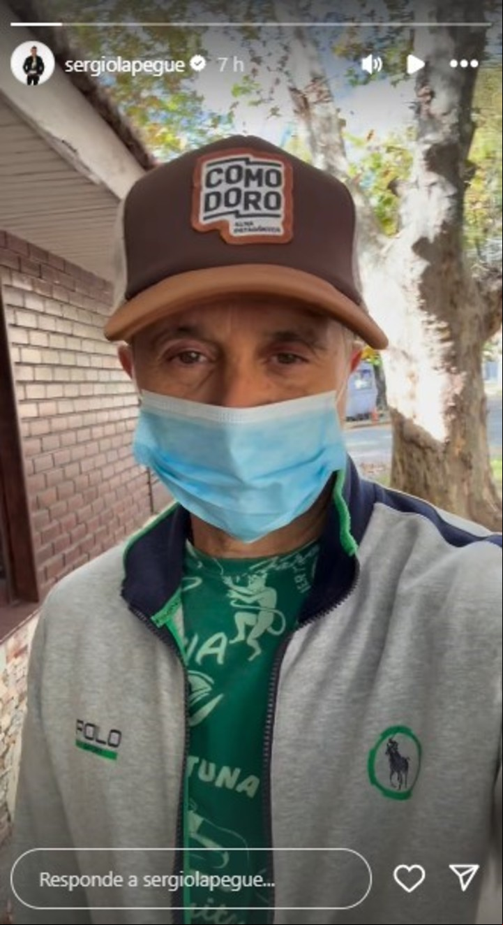 Sergio Lapegüe se animó a dar sus primeras caminatas en el barrio tras recibir el alta médica por su cuadro de neumonía. | Foto: Instagram