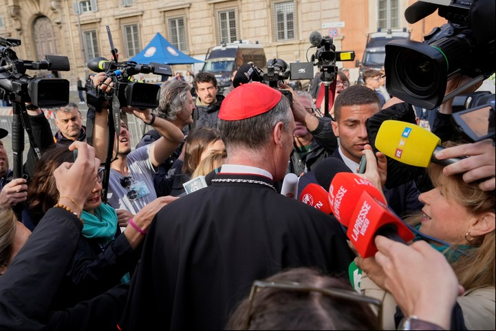 Un enjambre de periodistas llenó de preguntas a los cardenales. Foto: AP