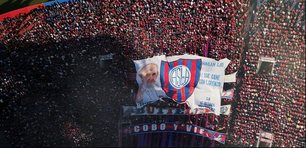Los hinchas de San Lorenzo explotaron contra Moretti en un Nuevo Gasómetro que también se emocionó por el Papa Francisco