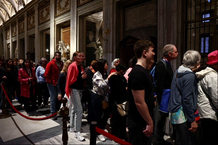 La gente hace cola para visitar la tumba del difunto Papa Francisco en la Basílica Papal de Santa María la Mayor. Foto Reuters