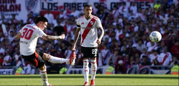 Franco Mastantuono, el pibe de 17 años, marcó el gol de tiro libre número 18 para River en la historia de los Superclásicos: quiénes hicieron los anteriores