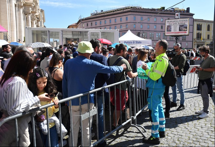 Fila de personas para visitar la tumba del papa Francisco en la Basílica Papal de Santa María la Mayor en Roma, Italia. Foto EFE