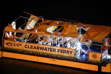 Un ferry chocó con un barco que huyó del lugar en Estados Unidos: al menos un muerto