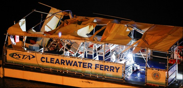 Un ferry chocó con un barco que huyó del lugar en Estados Unidos: al menos un muerto