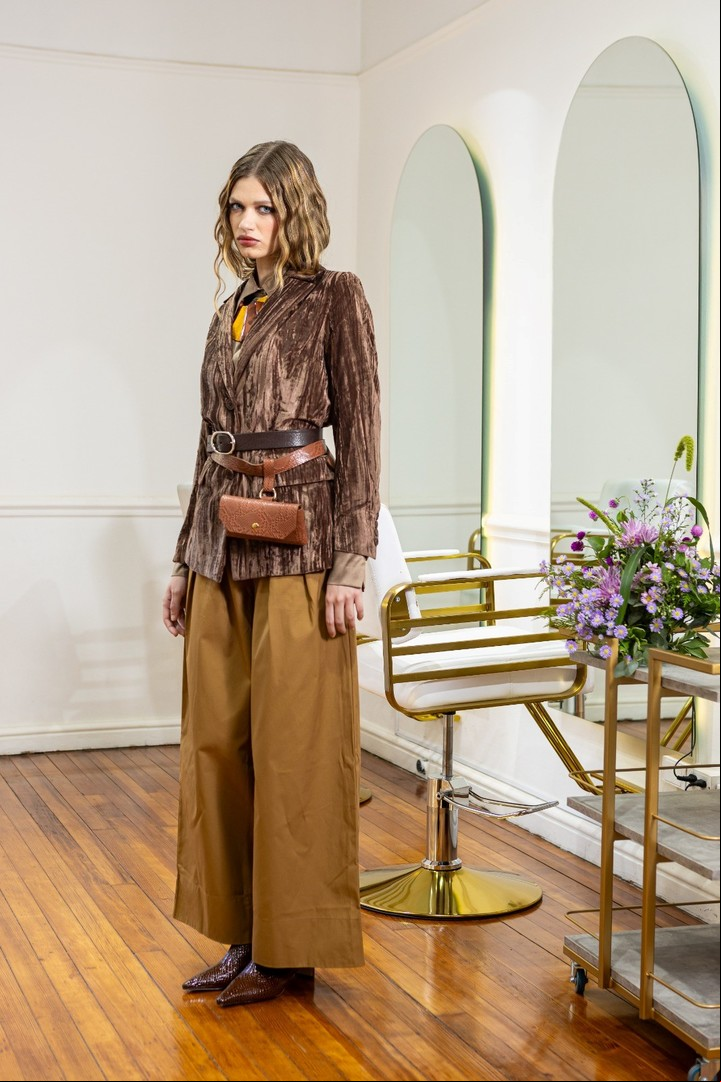 El marrón reina con fuerza. Blazer de pana (Akiabara). Camisa de seda y pantalón wide leg de gabardina (Etiqueta negra). Morral de cuero, botinetas croco, cinturón de cuero y collar de resina (Mishka).
Foto: Esteban Leyba