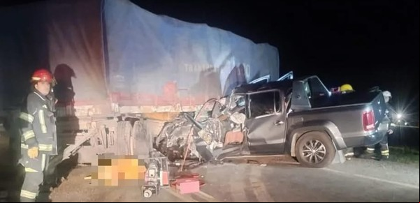 Salió de una estancia cargado de soja y una camioneta se incrustó en el acoplado: dos mujeres muertas