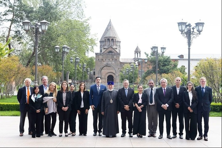 El encuentro del patriarca Karekin II con el Grupo de Amigos de Armenia, que reúne argentinos que viajaron a Erevan. Fotografía tomada por las autoridades de la Iglesia Apostólica Armenia en el complejo monástico de Echmiatsin