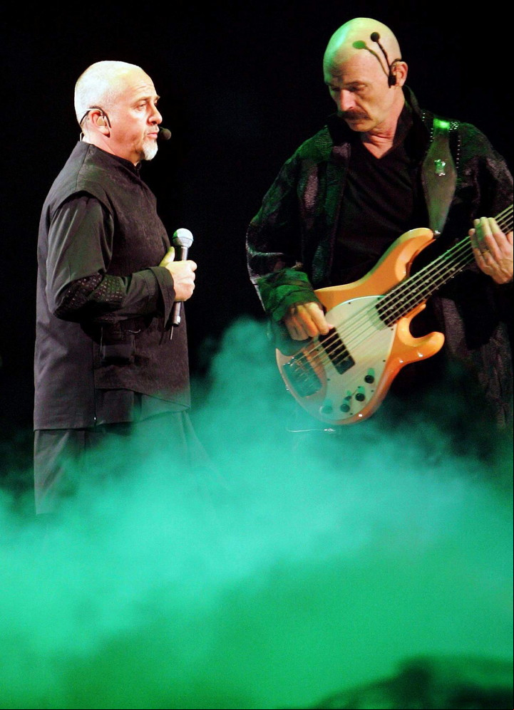 Tony Levin en vivo con Peter Gabriel, en 2004. Foto: EFE