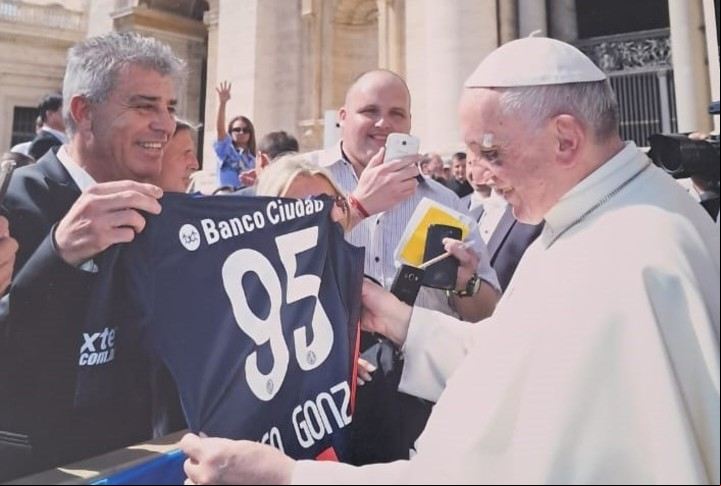 El Gallego González y su encuentro con el papa Francisco. "Le lleve la camiseta de San Lorenzo con el número 95 y mi nombre", recuerda.