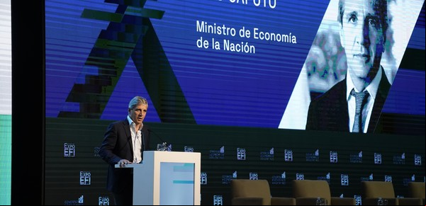 El dólar se comprime y Caputo quiere ver los dólares del colchón