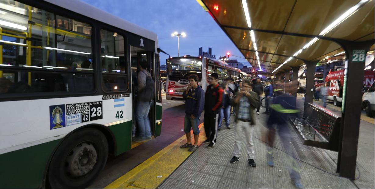 Mañana aumentan subtes, peajes y colectivos en la Ciudad y la Provincia: las nuevas tarifas y la brecha que se agranda