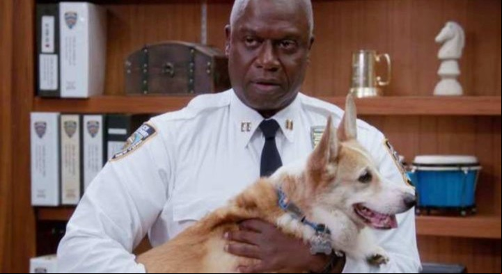El perro Cheddar, el mejor amigo de Raymond Holt (Andre Braugher).