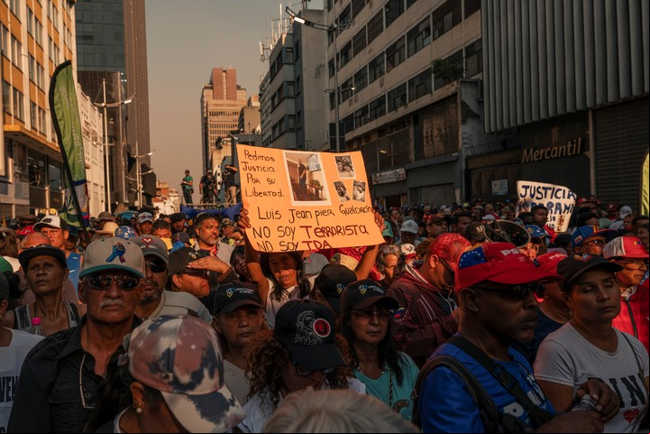 Familiares de venezolanos deportados de Estados Unidos a El Salvador bajo acusaciones de pertenecer a la protesta de la pandilla Tren de Aragua en Caracas, Venezuela, el 25 de marzo de 2025. El gobierno de Trump envió a la madre de una niña de 2 años a Venezuela y al padre a una prisión salvadoreña. Su hija permanece en algún lugar de Estados Unidos. (Adriana Loureiro Fernandez/The New York Times)