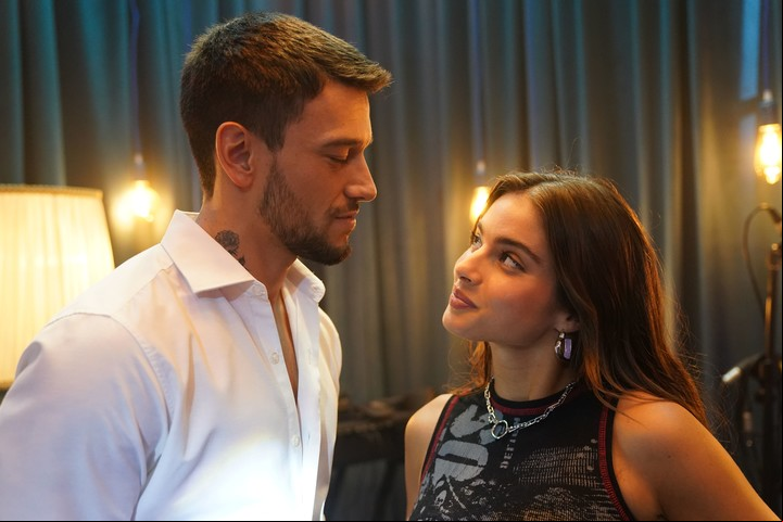 Agustín Bernasconi y Noa Kirel, protagonistas de la serie "Noa". Foto: Emmanuel Fernández.