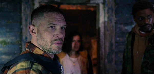 Por qué Estragos, con Tom Hardy, es un éxito en Netflix: ¿qué la hace una película de acción diferente?