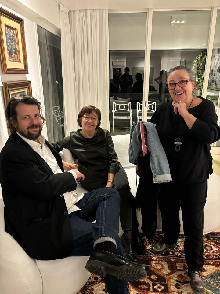 El director del Malba, Rodrigo Moura, recién llegado de Qatar, junto a Ma. José Herrera y María Teresa Costantin, curadora de ArtHaus.