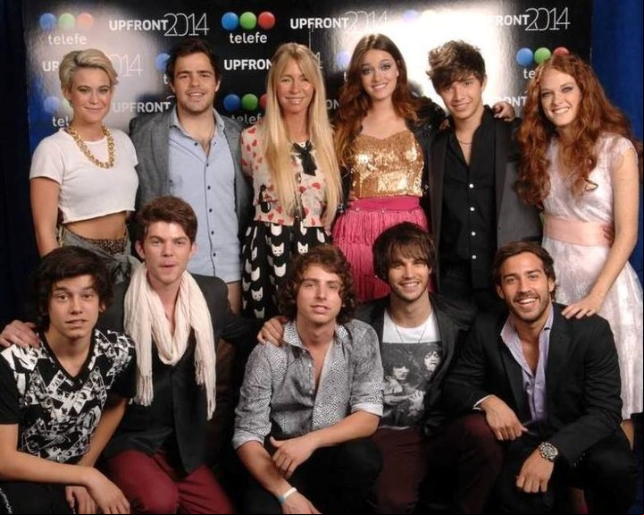 Agus Bernasconi, Cris Morena y parte del elenco de "Aliados". Foto: Archivo.