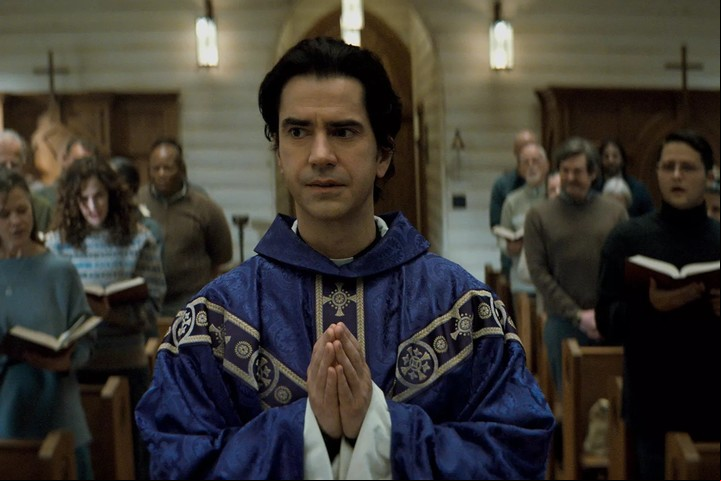 El Padre Paul Hill (Hamish Linklater) es un carismático sacerdote cuyos sermones derrochan pasión.