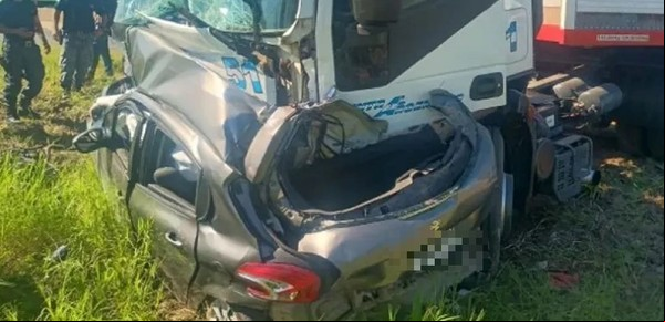 Salieron de hacer la VTV, perdieron el control y un camión los chocó: dos muertos