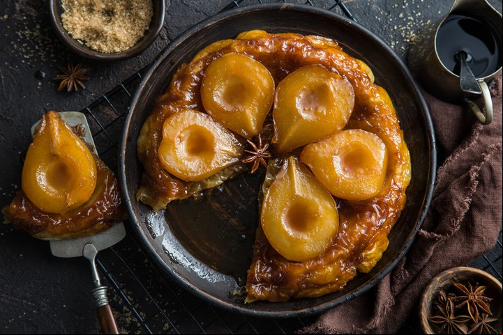 Si el molde es muy grande, la torta invertida de peras quedará baja. Foto: Shutterstock.