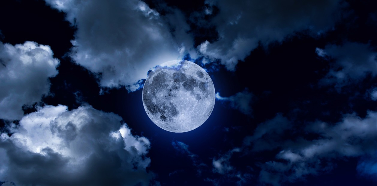 Calendario lunar de mayo 2025: cómo la Luna y Venus traerán "urgencia, deseo y chispa"