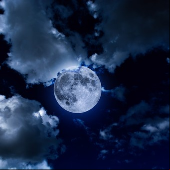 Calendario lunar de mayo 2025: cómo la Luna y Venus traerán "urgencia, deseo y chispa"