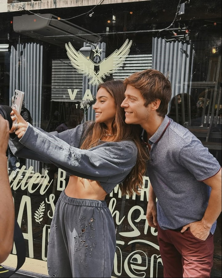 Noa Kirel, junto a Gastón Dalmau. Foto: Instagram.