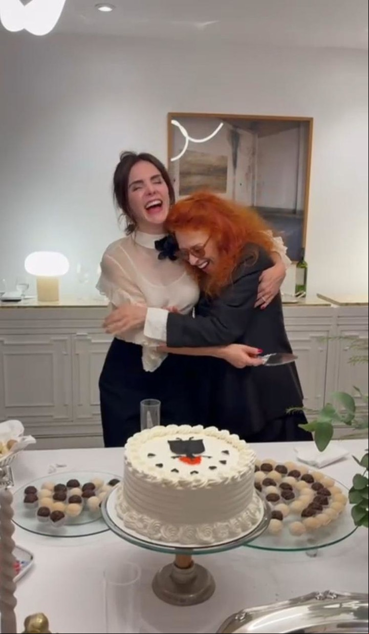 Cancela junto a la dueña de casa, la artista Paula Parisot, y a punto de cortar su pastel.