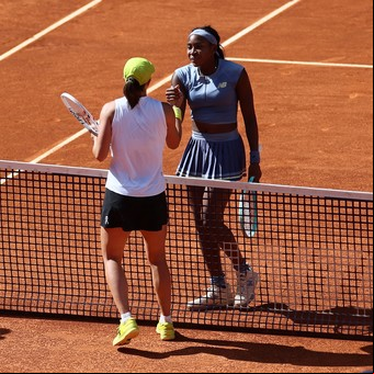 Coco Gauff apabulló a Iga Swiatek y la número 2 del mundo rompió en llanto en pleno partido y conmovió a la Caja Mágica de Madrid