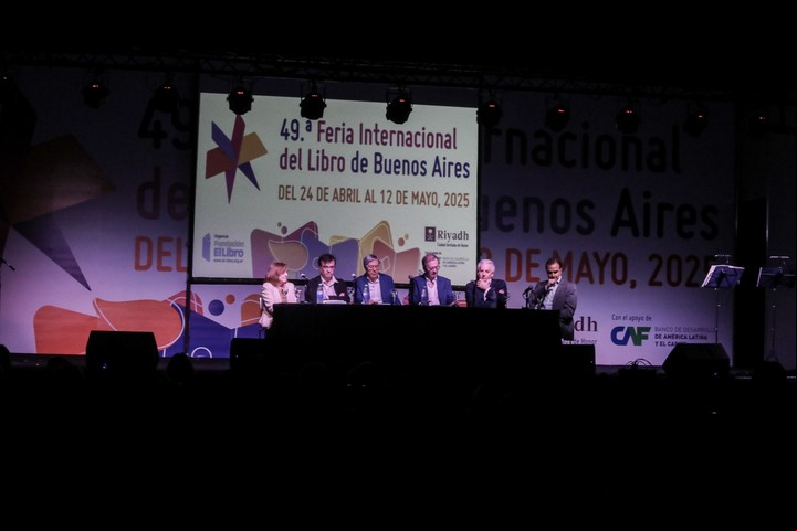 El escritor y empresario Alejandro Roemmers presentó en la Feria del Libro El misterio del último Stradivarius, su reciente novela publicada por Editorial Planeta. Foto: gentileza Fundación El Libro.