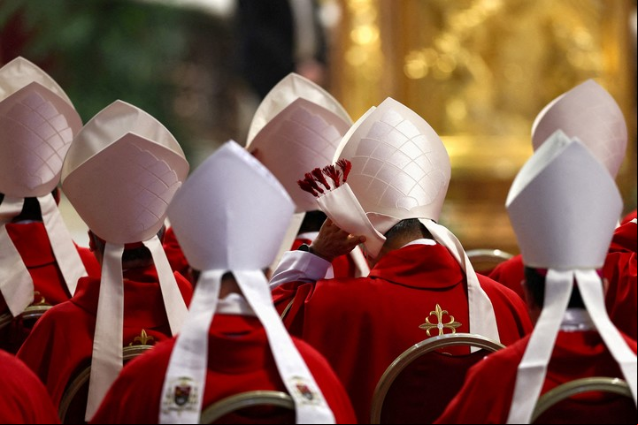 Cardenales en misa. Foto: Reuters