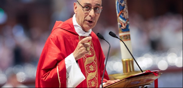 Un clérigo defendió al papa Francisco de las críticas en Argentina frente a todos los cardenales del mundo