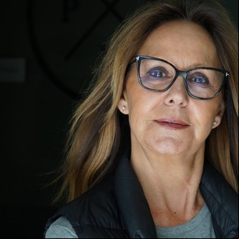 María Dueñas:"Estaría bien si pudiéramos recordar de dónde venimos"