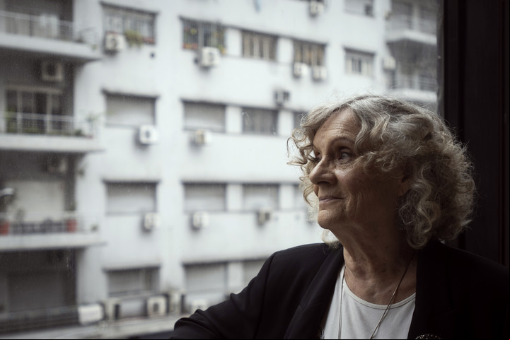 Adelaida Mangani, en una de las ventanas del Teatro San Martín. Trabaja allí hace 48 años. Foto: Mariana Nedelcu