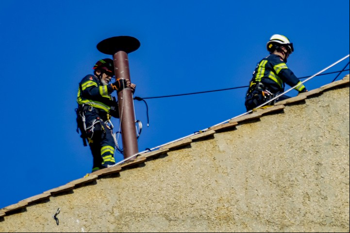 Bomberos instalan la nueva chimenea. Foto: AP