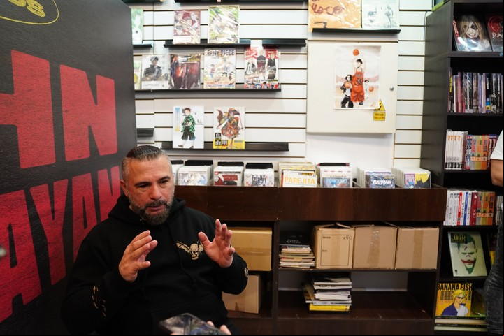John Dolmayan, baterista de System of a Down, explicando su pasión por los cómics y otros proyectos. Foto: Emmanuel Fernández
