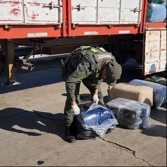 Descubrieron en Córdoba un contrabando millonario de hojas de coca: más de seis toneladas iban embolsadas en un camión 