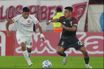 Barracas Central le ganó con poco a Huracán y la mesa quedó servida para un clásico entre el Globo y San Lorenzo en octavos de final
