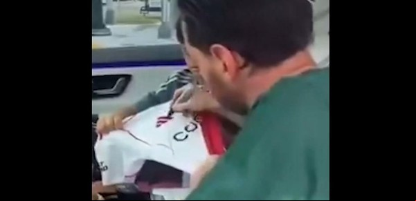 Messi firmó una camiseta de River y el gesto se volvió viral