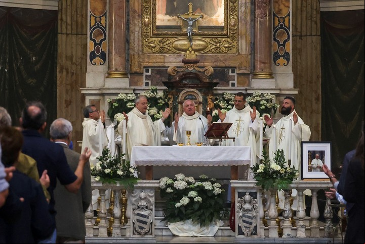 El cardenal Jean Marc Aveline preside una misa dominical en la iglesia de Santa Maria ai Monti, antes del cónclave y la elección del nuevo papa, que comenzará el 7 de mayo, en Roma. Foto Reuters