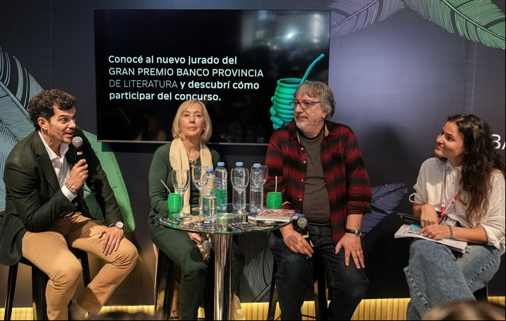 Juan Manuel Cancelli, Gerente de Comunicación Institucional de Banco Provincia, junto a los escritores Sylvia Iparraguirre y Sergio Olguín.