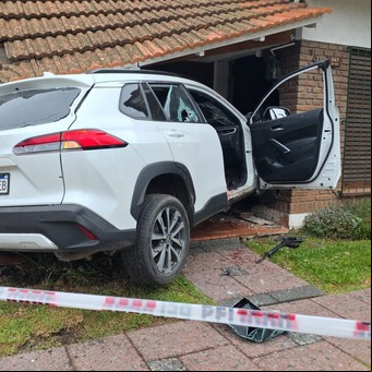 Entradera, tiroteo y persecución en Quilmes: dos ladrones muertos, dos detenidos y un auto incrustado en una casa