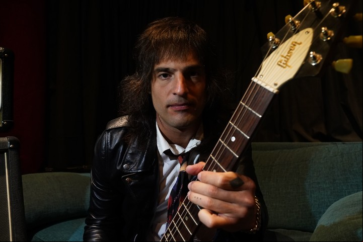 Joaquín Carámbula estuvo diez años sin tocar con Detonantes. Pero siguieron en o, siendo amigos y priorizando la música. Foto: Emmanuel Fernández