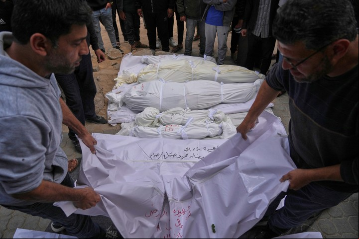 Los cuerpos de varias mujeres muertas durante un ataque israelí el domingo a la noche. Foto: AP 