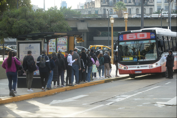 Paro de colectivos Plaza Constitución. Foto: Luciano  Thieberger. 