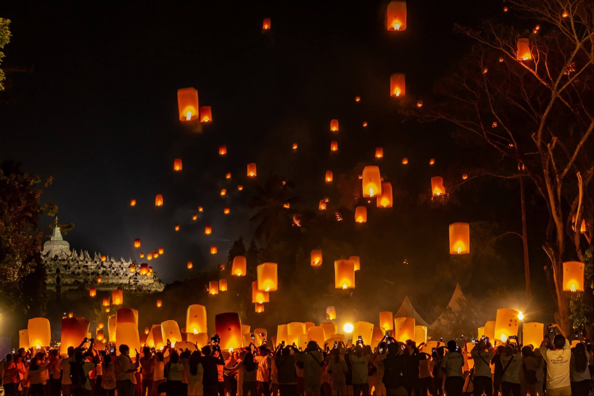 En varios países, en Vesak se elevan las peticiones al cielo en forma de lámparas. Foto: ilustración Shutterstock