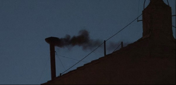 Cónclave: cómo hacen el humo negro y blanco que sale de la chimenea y anuncia al nuevo papa