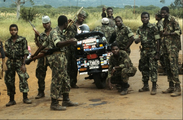 En África fue detenido cinco veces y atravesó varios países en guerra. Foto Emilio Scotto