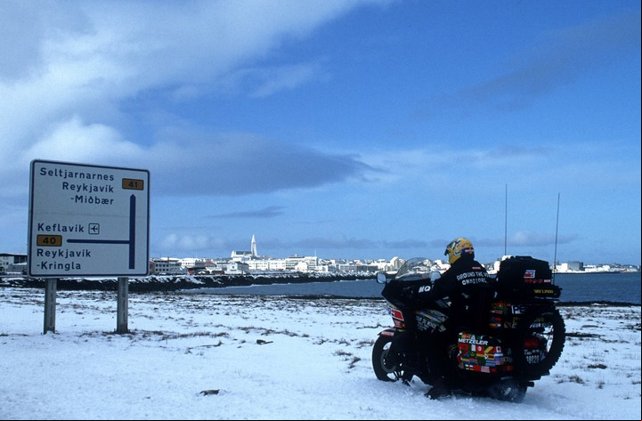 Un descanso en el camino en Islandia, con vistas a su capital, Reykjavik. Foto Emilio Scotto