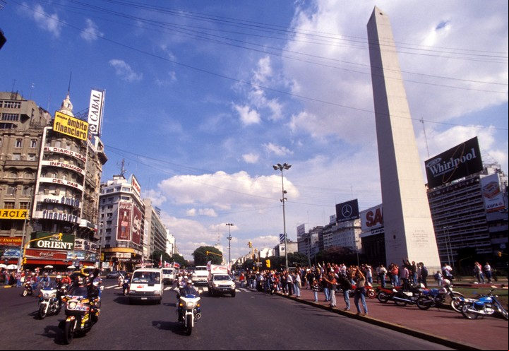 El viaje terminó el 2 de abril de 1995 en el Obelisco, con una caravana de más de 3.000 vehículos. Foto Emilio Scotto